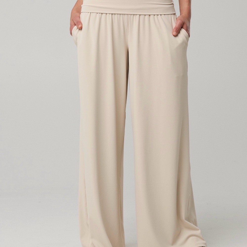 OFFLINE By Aerie Real Me Foldover
Super Wide Leg Pant size M NEW in Cake Batter